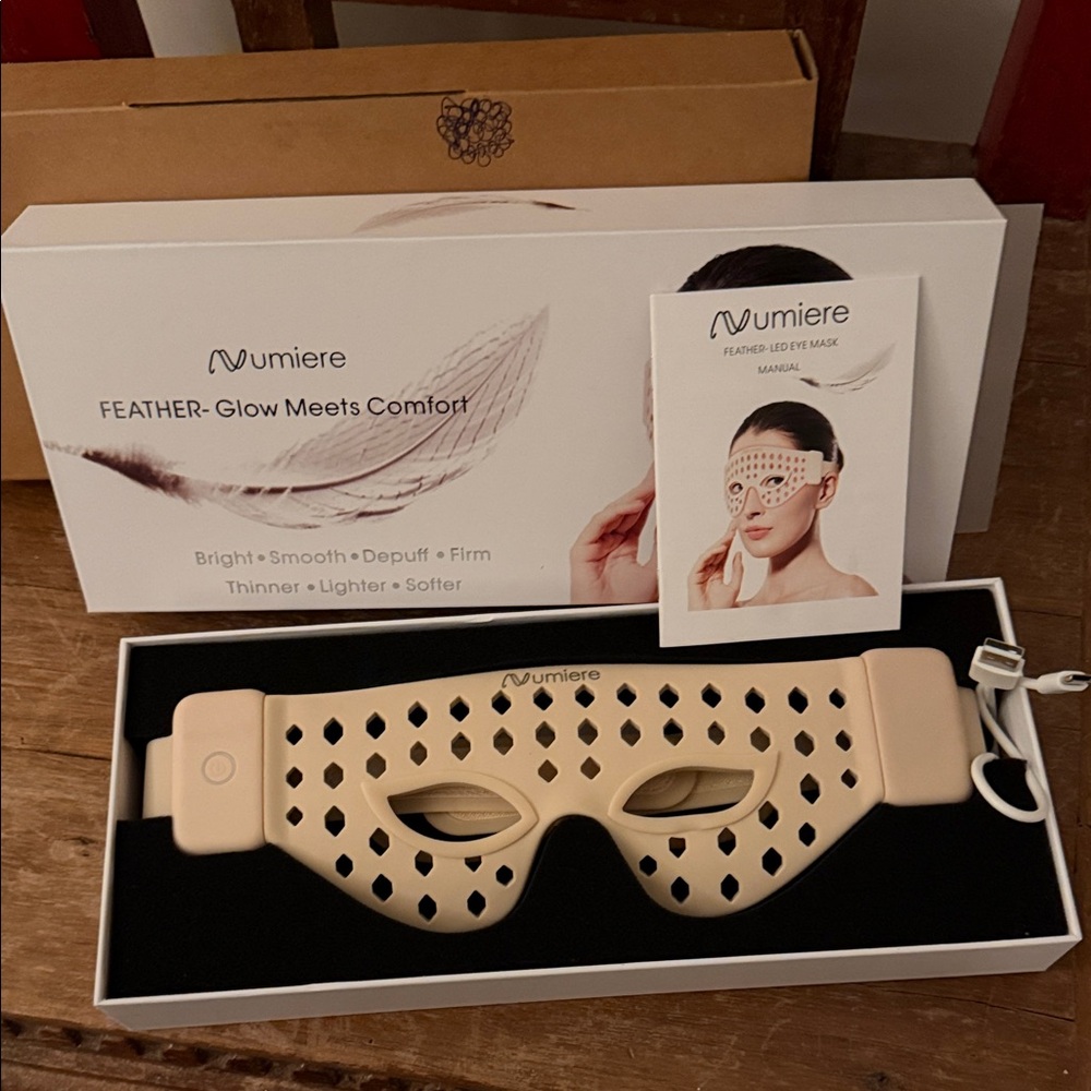 Lumiere Beige Feather Eye Mask